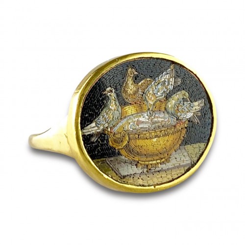 XIXe siècle - Bague en or sertie d'une micromosaïque des colombes de Pline. Italien, vers 1800.
