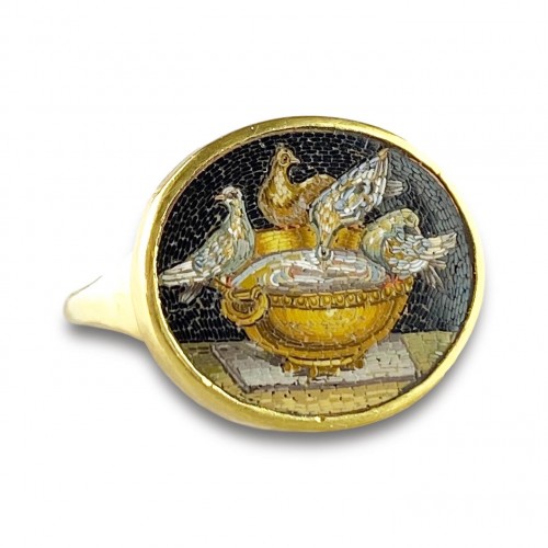 Antiquités - Bague en or sertie d'une micromosaïque des colombes de Pline. Italien, vers 1800.