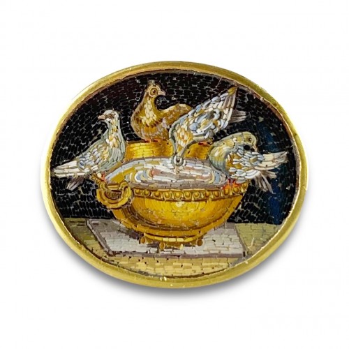 Antiquités - Bague en or sertie d'une micromosaïque des colombes de Pline. Italien, vers 1800.