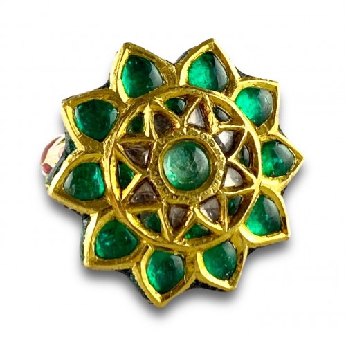 Antiquités - A foiled emerald, paste &amp; enamel ring. Indian, early 20th century.