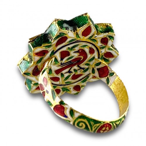 Antiquités - A foiled emerald, paste &amp; enamel ring. Indian, early 20th century.