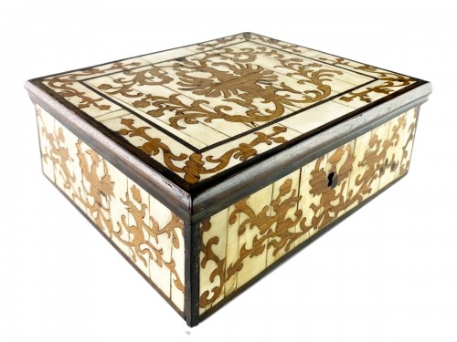Un coffret en placage d'os et marqueterie de noyer. Colonial espagnol, vers 1700.
