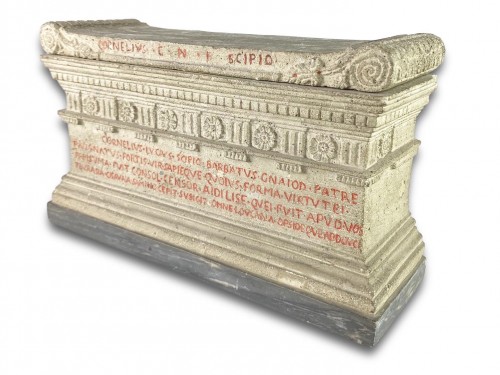 Maquette en pierre de lave d'un tombeau des Scipions. Italien, début du 19e siècle. - Objets de Curiosité Style 