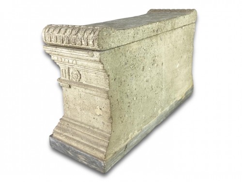 Antiquités - Maquette en pierre de lave d'un tombeau des Scipions. Italien, début du 19e siècle.