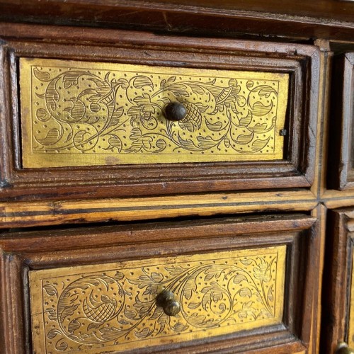 Armoire de table en marqueterie. Sud de l'Allemagne, première moitié du 17e siècle. - Mobilier Style 