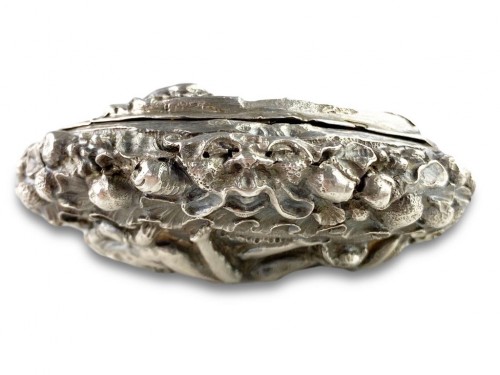 Repoussé silver box. Italian, late 17th century. - 