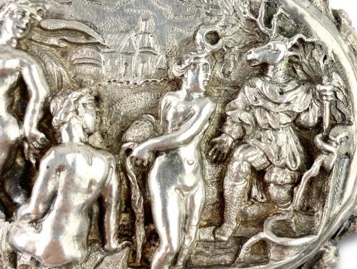 Antiquités - Boîte en argent repoussé. Italien, fin du 17e siècle.