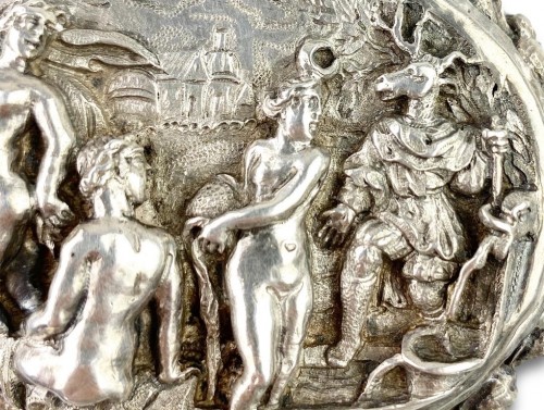 Antiquités - Repoussé silver box. Italian, late 17th century.