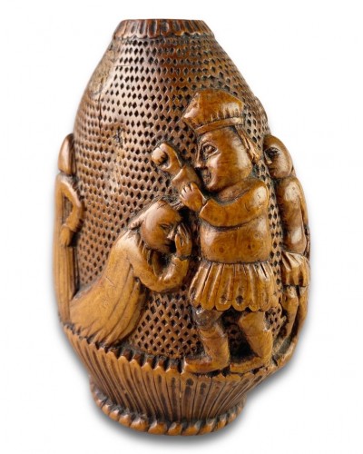 Boxwood snuff flask carved with the crucifixion. Dutch, 17th century. - 