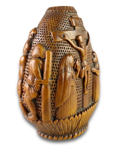 17th century - Boxwood snuff flask carved with the crucifixion. Dutch, 17th century.