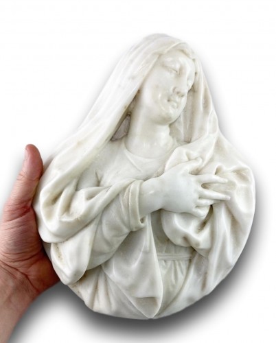 Marble relief of our lady of sorrows. Italian, mid 17th century. - Sculpture Style 