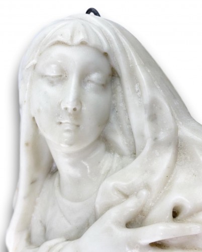 Antiquités - Marble relief of our lady of sorrows. Italian, mid 17th century.