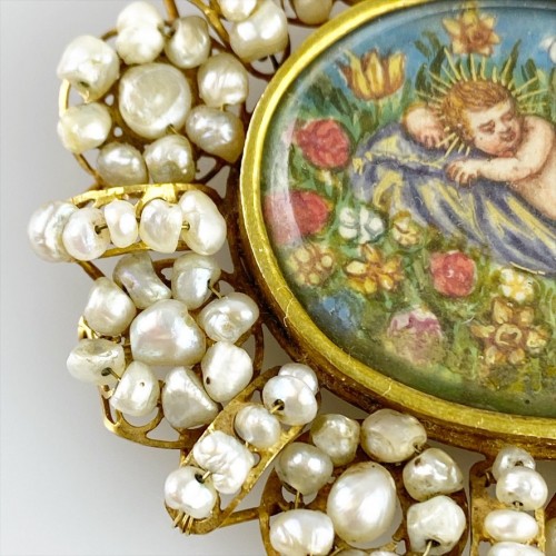 18th century - Gold &amp; pearl pendant with sleeping Christ child. Spanish, 18th century.