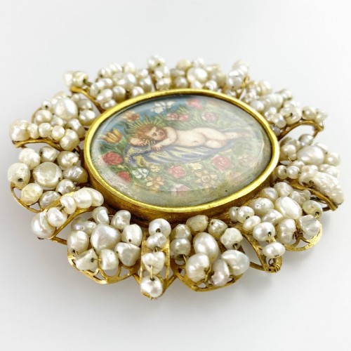 Gold &amp; pearl pendant with sleeping Christ child. Spanish, 18th century. - 