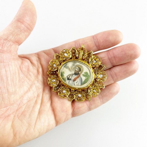 Antiquités - Gold &amp; pearl pendant with sleeping Christ child. Spanish, 18th century.