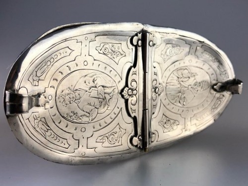 Antiquités - Engraved silver incense boat. Italian, second half of the 17th century