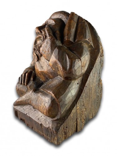 Corbeau d'un homme assis dans des vêtements à la mode. Nord de la France, 15e siècle. - Sculpture Style 