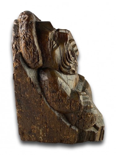 Antiquités - Corbel of a seated man in fashionable clothing. Northern France, 15th centu