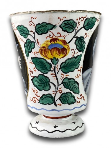 Enamel beaker with classical profiles &amp; flowers. Limoges, 17th century - 