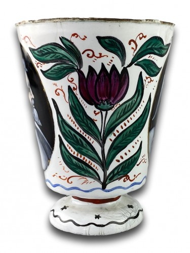 Enamel beaker with classical profiles &amp; flowers. Limoges, 17th century - 