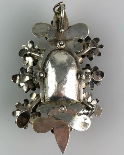  - Pendentif de dévotion floral en argent doré, Colonial espagnol fin du 17e siècle.