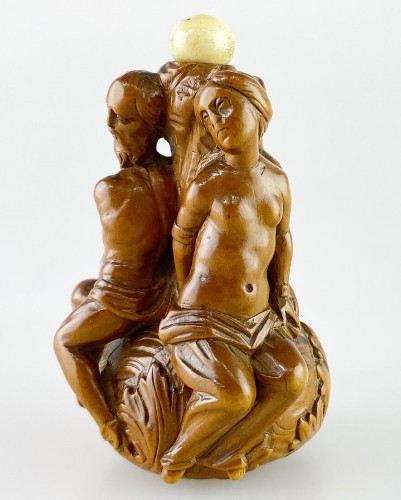 Flacon en buis sculpté représentant Poséidon, France fin du 17e siècle - Objets de Curiosité Style 