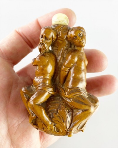 Antiquités - Flacon en buis sculpté représentant Poséidon, France fin du 17e siècle