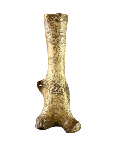Flacon de poudre de bois gravé de figures mythiques - Allemagne 17e siècle