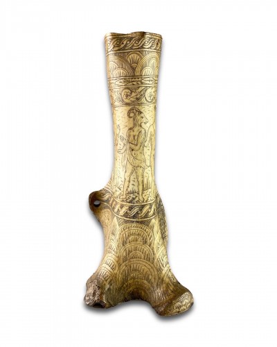 Collectibles  - Antler powder flask engraved with mythical figures - Germany 17th century.