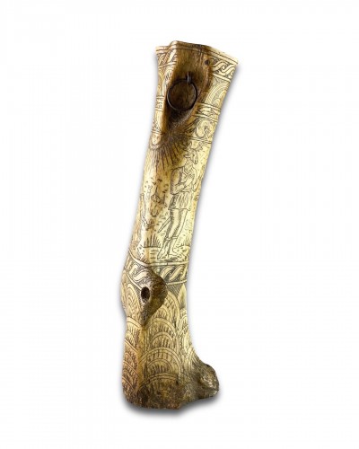 XVIIe siècle - Flacon de poudre de bois gravé de figures mythiques - Allemagne 17e siècle
