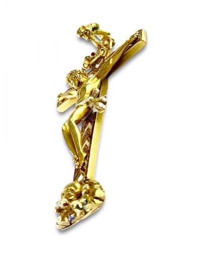 Bijouterie, Joaillerie  - Pendentif cruciforme en or et émail - Allemagne seconde moitié du XVIe siècle.