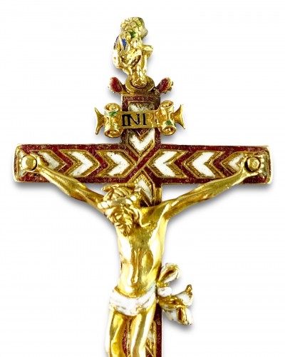 Pendentif cruciforme en or et émail - Allemagne seconde moitié du XVIe siècle. - 