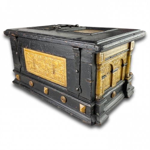 Gilded alabaster and ebonised pear wood strongbox. Malines, 17th century. - 