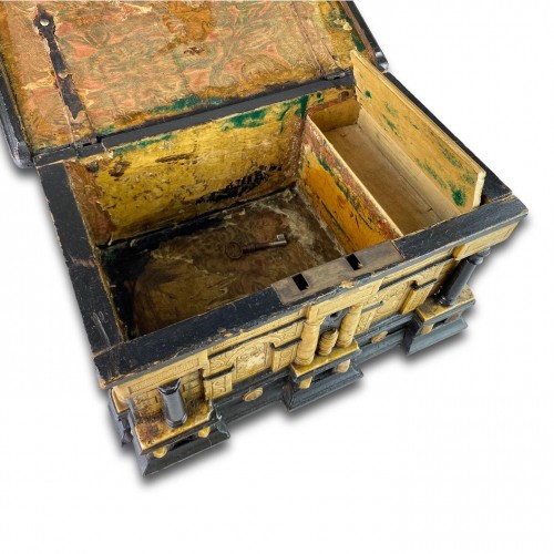 17th century - Gilded alabaster and ebonised pear wood strongbox. Malines, 17th century.