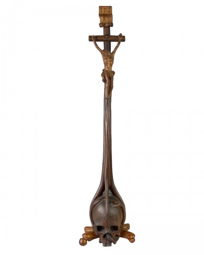 Crucifix baroque en bois fruitier sculpté en ronde-bosse. Allemagne du Sud, XVIIIe si