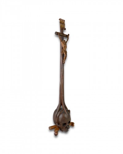Crucifix baroque en bois fruitier sculpté en ronde-bosse. Allemagne du Sud, XVIIIe si - Art sacré, objets religieux Style 