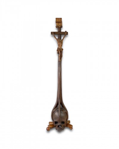 Art sacré, objets religieux  - Crucifix baroque en bois fruitier sculpté en ronde-bosse. Allemagne du Sud, XVIIIe si