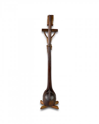 Crucifix baroque en bois fruitier sculpté en ronde-bosse. Allemagne du Sud, XVIIIe si - Matthew Holder
