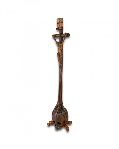 Crucifix baroque en bois fruitier sculpté en ronde-bosse. Allemagne du Sud, XVIIIe si - 