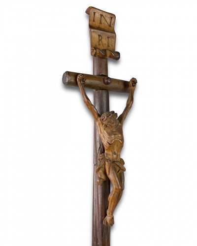  - Crucifix baroque en bois fruitier sculpté en ronde-bosse. Allemagne du Sud, XVIIIe si