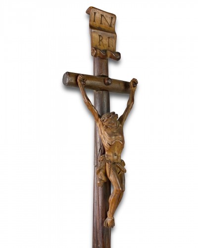  - Crucifix baroque en bois fruitier sculpté en ronde-bosse. Allemagne du Sud, XVIIIe si