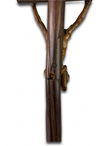 Antiquités - Crucifix baroque en bois fruitier sculpté en ronde-bosse. Allemagne du Sud, XVIIIe si