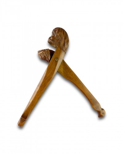 Casse-noisette en bois fruitier en forme de Wildman. Frace XVIIIe siècle - Matthew Holder