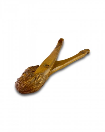 Antiquités - Casse-noisette en bois fruitier en forme de Wildman. Frace XVIIIe siècle