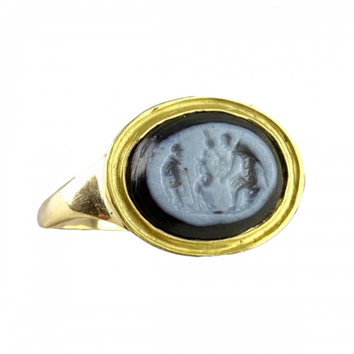 Ring with a Roman Nicolo intaglio. 2nd century A.D, later gold ring.