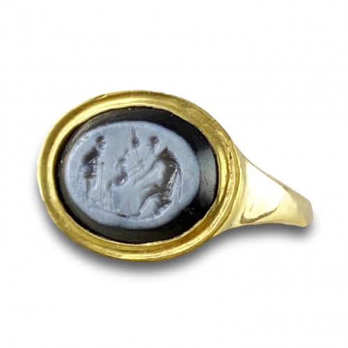 Ring with a Roman Nicolo intaglio. 2nd century A.D, later gold ring. - Antique Jewellery Style 