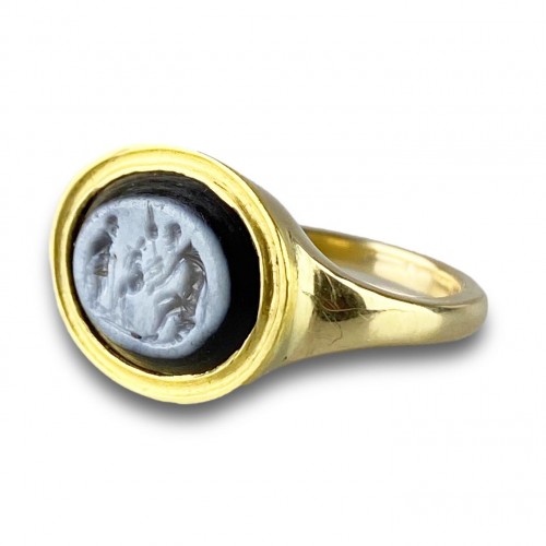 Antique Jewellery  - Ring with a Roman Nicolo intaglio. 2nd century A.D, later gold ring.