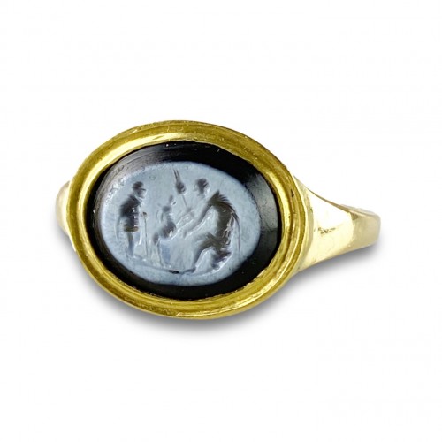 Ring with a Roman Nicolo intaglio. 2nd century A.D, later gold ring. - 