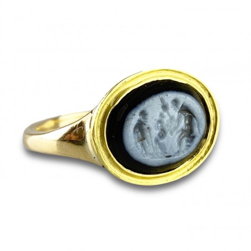  - Ring with a Roman Nicolo intaglio. 2nd century A.D, later gold ring.