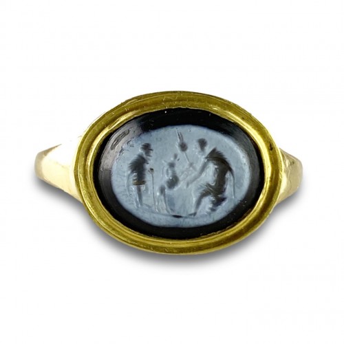 Antiquités - Ring with a Roman Nicolo intaglio. 2nd century A.D, later gold ring.